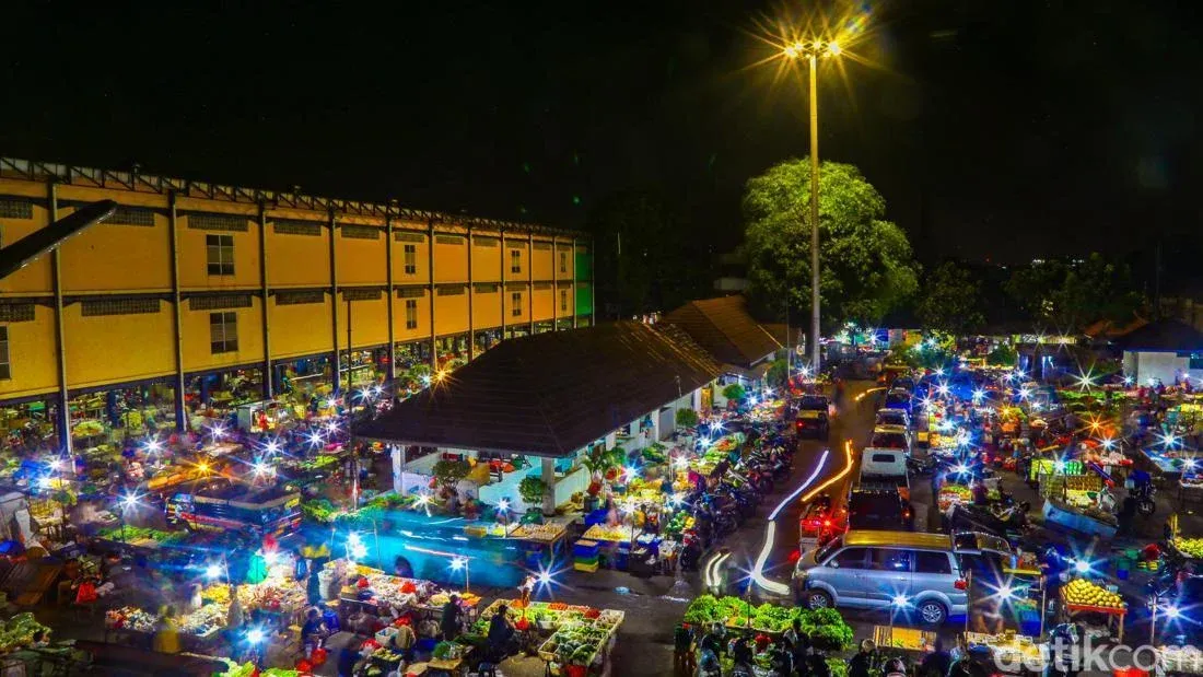 A Tohar: Jantung Kehidupan Pasar Purwajati yang Tak Pernah Padam